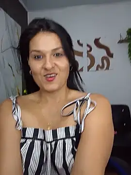 Snapshot of elena_jonees chatting on May 12, 2026, 8:39 pm elena jonees online show from May 12, 2026, 8:39 pm