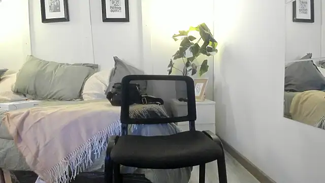 Caroline dh online show from February 8, 2026, 2:09 pm