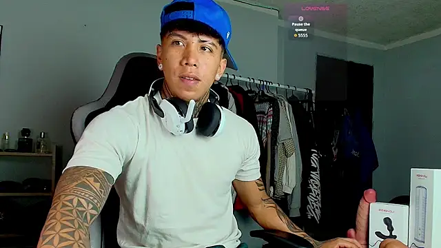 Snapshot of Nickhot0609 chatting on October 3, 2025, 11:18 am Nickhot0609 online show from October 3, 2025, 11:18 am