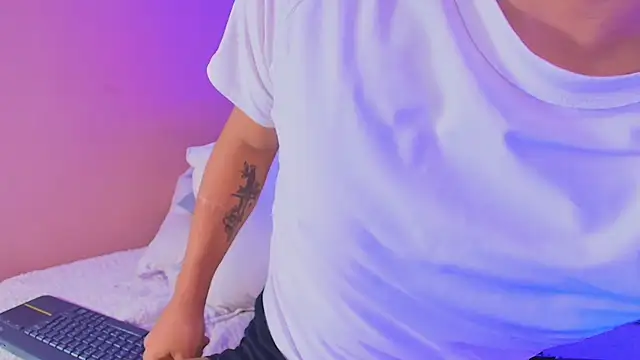 Snapshot of kiing_azahell chatting on September 20, 2025, 2:45 am kiing azahell online show from September 20, 2025, 2:45 am