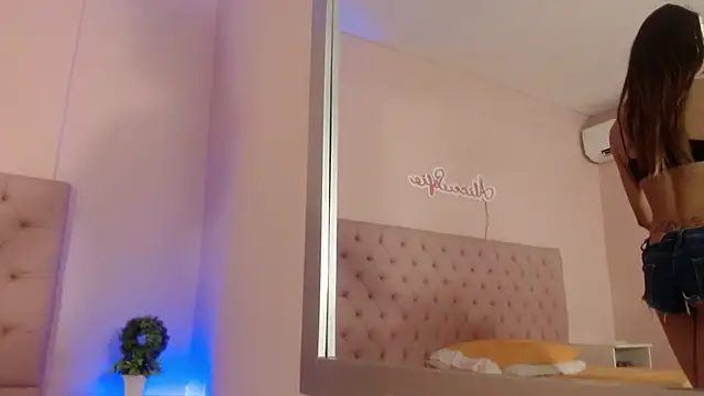 alice sofia online show from October 3, 2025, 12:02 pm