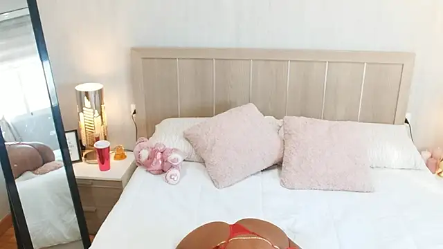 Snapshot of IamCrystal2 chatting on December 13, 2024, 2:05 pm IamCrystal2 online show from December 13, 2024, 2:05 pm