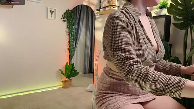 Lella Ryann  online show from March 19, 2025, 12:01 pm