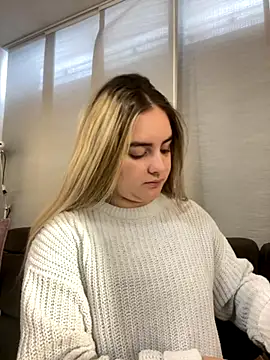 imlindapink online show from October 3, 2025, 4:04 pm