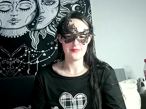 LexiSnowUK online show from February 3, 2025, 8:46 pm