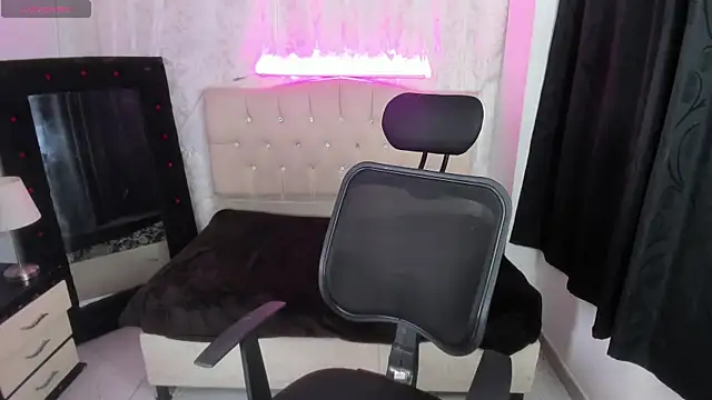 Snapshot of Strella_ferrera chatting on October 5, 2025, 4:00 am Strella ferrera online show from October 5, 2025, 4:00 am