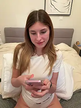 emma05 online show from February 5, 2026, 8:24 pm