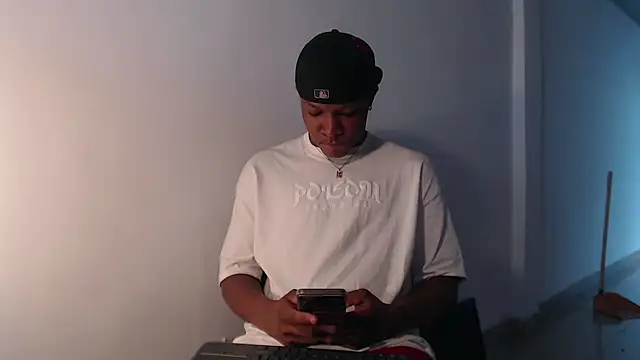 Snapshot of Alid_17 chatting on March 12, 2025, 8:52 pm Alid 17 online show from March 12, 2025, 8:52 pm