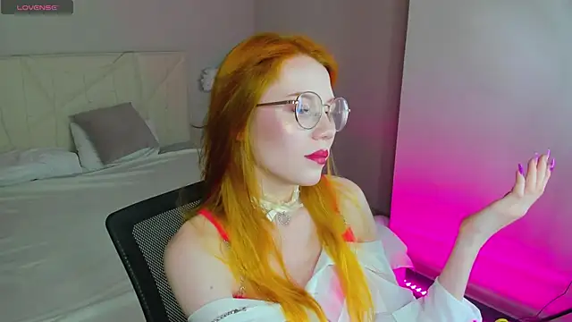 Snapshot of Esme_Runn chatting on September 12, 2025, 12:00 am Esme Runn online show from September 12, 2025, 12:00 am