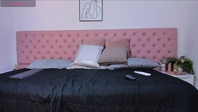 CarolinaGlamour online show from November 23, 2025, 2:22 am