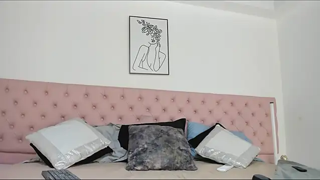 CarolinaGlamour online show from March 4, 2026, 7:09 pm