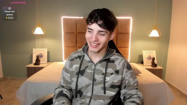 AlejooTwink online show from April 23, 2026, 3:41 am