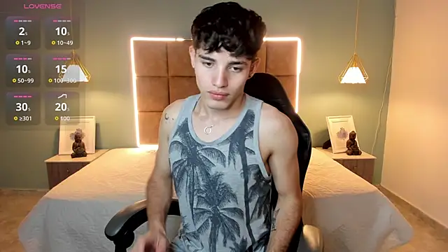AlejooTwink online show from April 29, 2026, 3:43 am