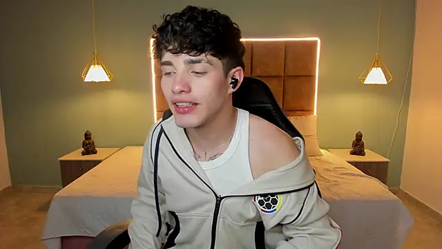 AlejooTwink online show from June 12, 2026, 3:38 am