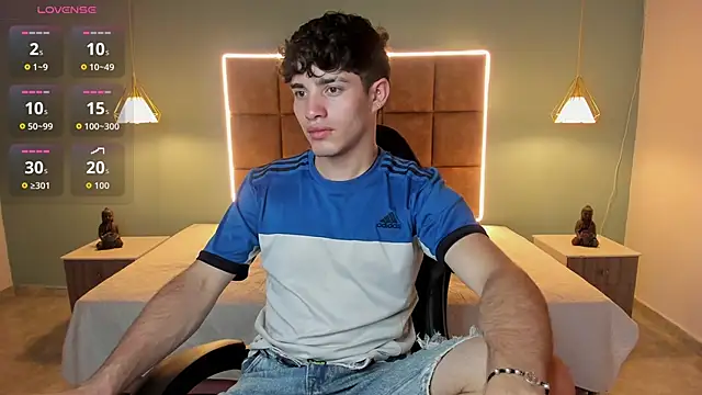 AlejooTwink online show from June 14, 2026, 12:08 am