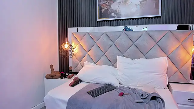 Slut Milf  online show from November 4, 2025, 7:24 pm