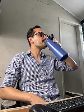 Snapshot of Superdad chatting on December 6, 2024, 5:55 pm Superdad online show from December 6, 2024, 5:55 pm