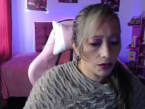 Snapshot of Melanyy_100 chatting on February 20, 2025, 8:03 pm Melanyy 100 online show from February 20, 2025, 8:03 pm