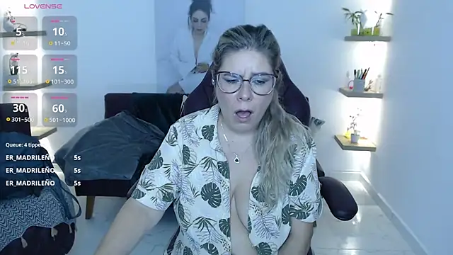 Snapshot of Serenay_ chatting on June 11, 2026, 12:32 am Serenay online show from June 11, 2026, 12:32 am