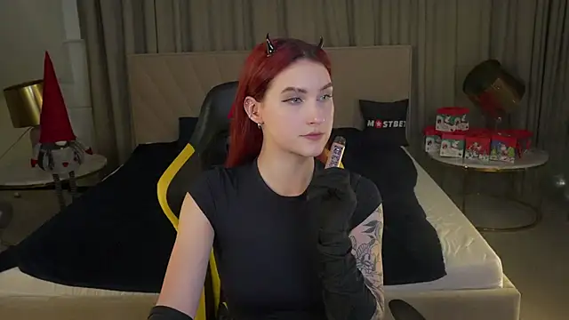 Magnetic Mia  online show from January 4, 2025, 8:16 pm