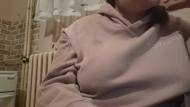 AalinnaK online show from February 17, 2025, 7:31 pm