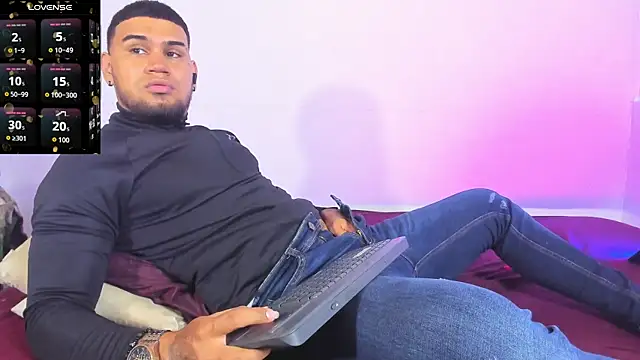 Snapshot of Aaron_Hunter_ chatting on November 3, 2025, 11:04 pm Aaron Hunter online show from November 3, 2025, 11:04 pm