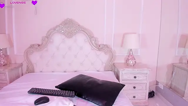 Snapshot of SamanthaPierce chatting on October 19, 2025, 12:28 pm SamanthaPierce online show from October 19, 2025, 12:28 pm