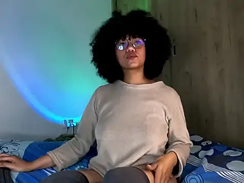 Snapshot of Ale_xandra chatting on May 12, 2026, 11:46 pm Ale xandra online show from May 12, 2026, 11:46 pm