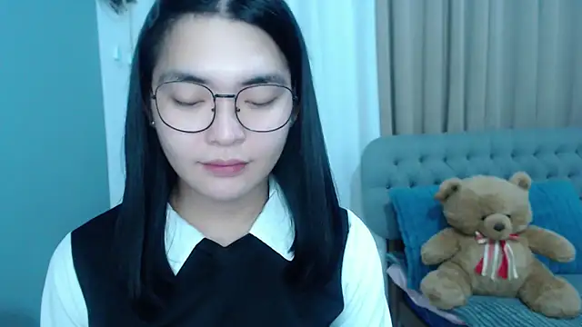 zhaviahale21 online show from October 15, 2025, 3:17 am