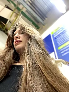 Snapshot of Holly_Molii chatting on December 5, 2024, 5:04 am Holly Molii online show from December 5, 2024, 5:04 am