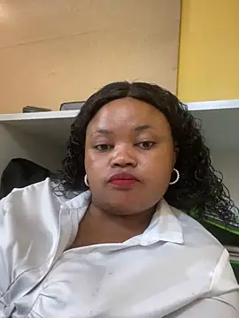 Snapshot of Curveysinaa chatting on February 10, 2025, 11:46 am Curveysinaa online show from February 10, 2025, 11:46 am