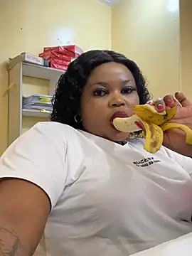 Snapshot of Curveysinaa chatting on February 14, 2025, 8:10 am Curveysinaa online show from February 14, 2025, 8:10 am