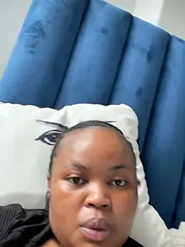 Snapshot of Curveysinaa chatting on February 19, 2025, 10:23 am Curveysinaa online show from February 19, 2025, 10:23 am