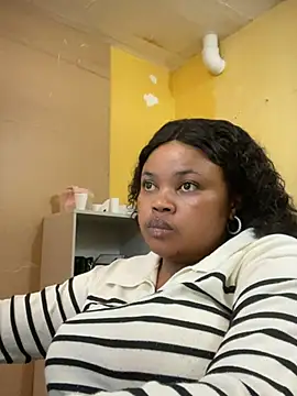 Snapshot of Curveysinaa chatting on March 5, 2025, 12:44 pm Curveysinaa online show from March 5, 2025, 12:44 pm