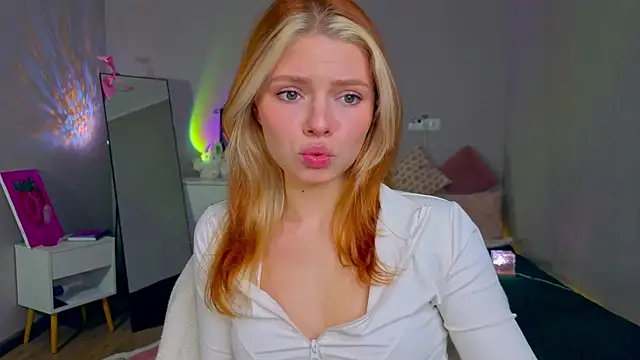 Snapshot of Red__Candy chatting on November 16, 2025, 12:00 pm Red Candy online show from November 16, 2025, 12:00 pm