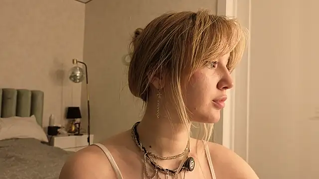 Snapshot of bonnyfloweer chatting on May 17, 2026, 6:37 pm bonnyfloweer online show from May 17, 2026, 6:37 pm