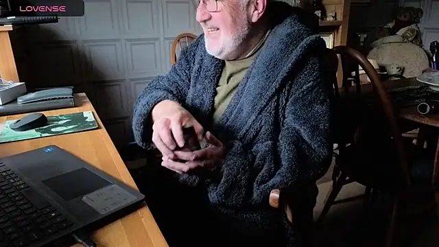 Adamdaddybear online show from October 16, 2025, 7:31 am