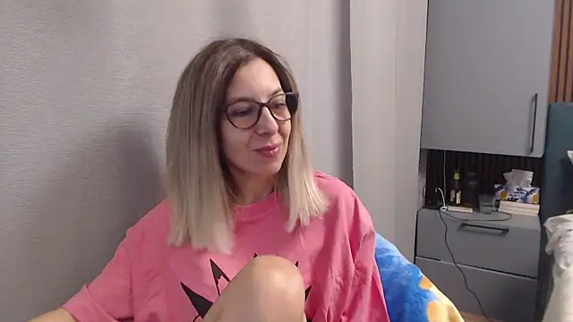 Snapshot of SukyGirl chatting on January 1, 2025, 11:27 am SukyGirl online show from January 1, 2025, 11:27 am