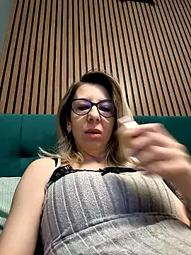 Snapshot of SukyGirl chatting on February 6, 2025, 5:25 am SukyGirl online show from February 6, 2025, 5:25 am