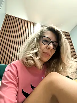 Snapshot of SukyGirl chatting on March 3, 2025, 6:04 am SukyGirl online show from March 3, 2025, 6:04 am