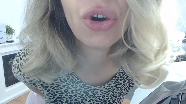 Snapshot of SukyGirl chatting on March 7, 2025, 9:51 am SukyGirl online show from March 7, 2025, 9:51 am