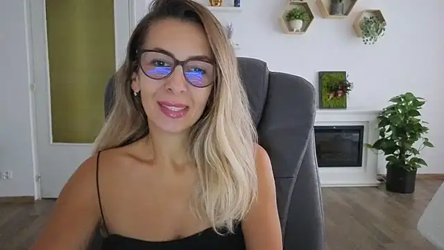 Snapshot of SukyGirl chatting on September 17, 2025, 10:39 am SukyGirl online show from September 17, 2025, 10:39 am