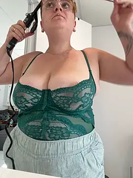 Sweetleeahxx online show from September 12, 2025, 2:06 pm