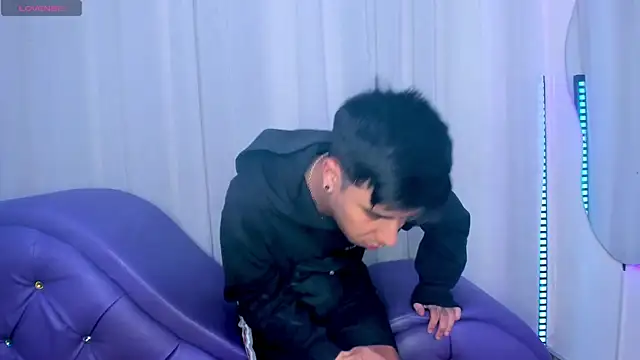 Yourslust  online show from November 9, 2025, 1:42 pm