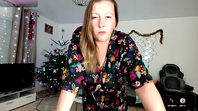 Snapshot of YOUR_ELENA chatting on December 17, 2024, 6:20 pm YOUR ELENA online show from December 17, 2024, 6:20 pm