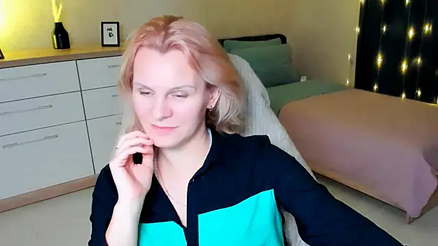 Snapshot of Louisa_Bay chatting on December 6, 2024, 7:01 pm Louisa Bay online show from December 6, 2024, 7:01 pm