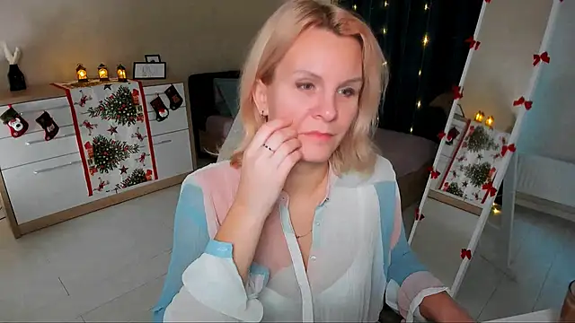 Snapshot of Louisa_Bay chatting on December 21, 2024, 7:45 am Louisa Bay online show from December 21, 2024, 7:45 am