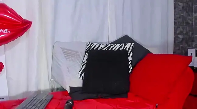 Snapshot of Xiomara-Suarez chatting on February 25, 2025, 6:31 pm Xiomara-Suarez online show from February 25, 2025, 6:31 pm