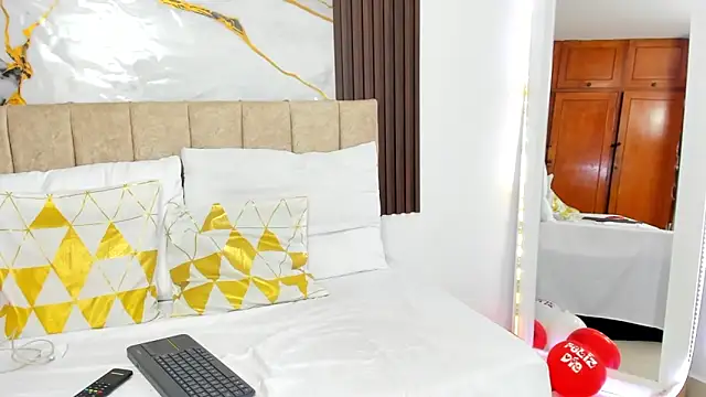 cristalwalker   online show from March 6, 2026, 10:45 am