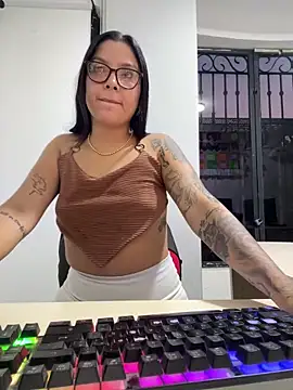 Snapshot of DAPHNEEE-ROSSEEE chatting on December 18, 2025, 11:00 pm DAPHNEEE-ROSSEEE online show from December 18, 2025, 11:00 pm